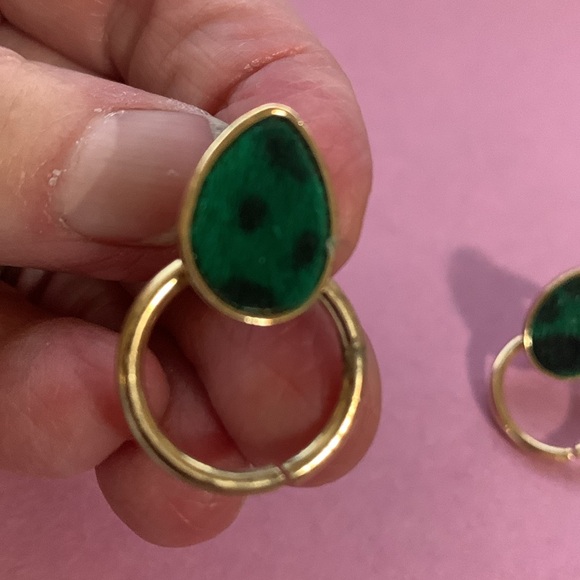 Beautiful green and goldtone earrings - Picture 4 of 5